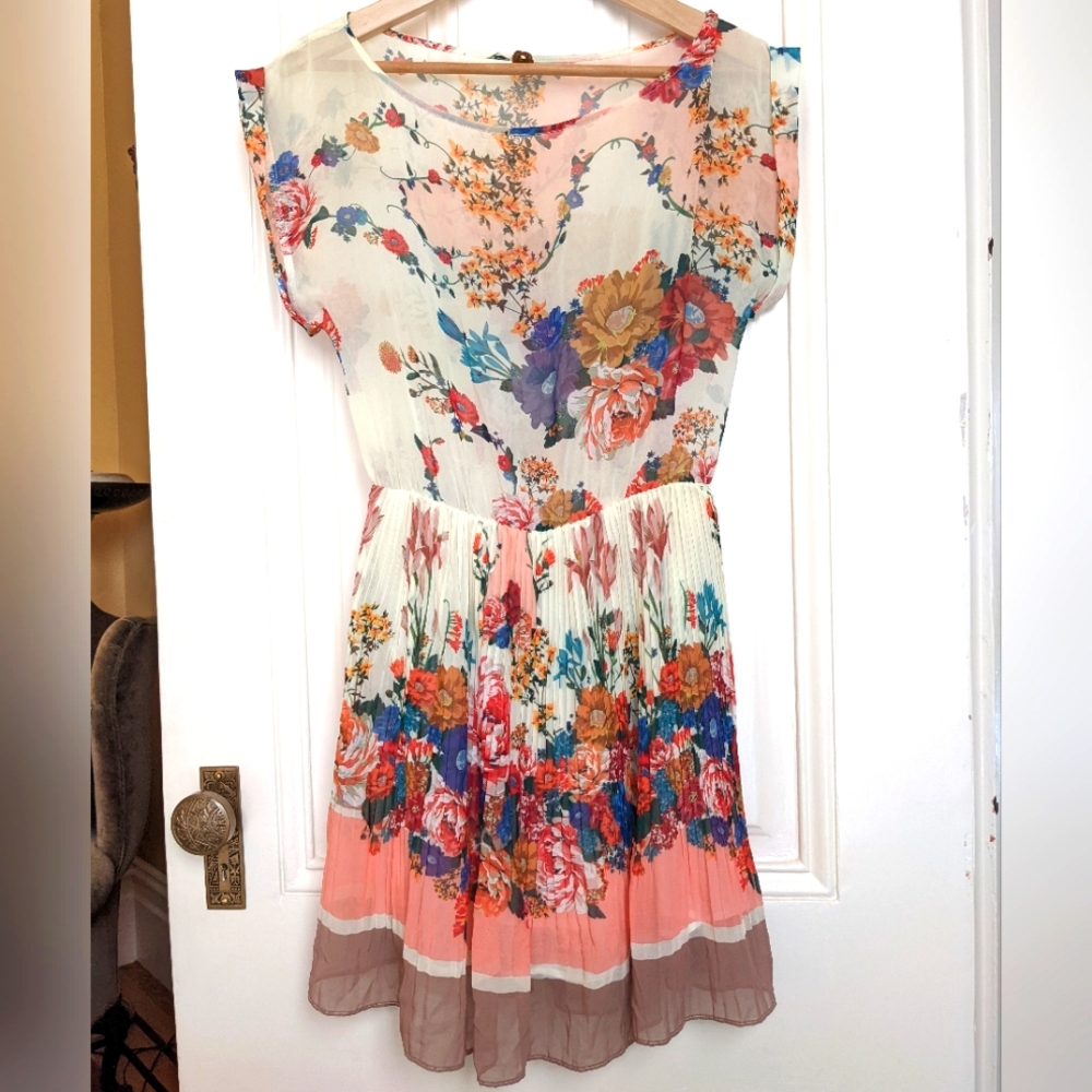 FARM Rio Floral Pleated Dress size Small